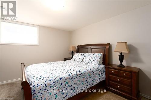 27 Hickory Avenue, Niagara-On-The-Lake (105 - St. Davids), ON - Indoor Photo Showing Bedroom