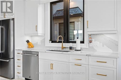 6374 Lucia Drive, Niagara Falls (206 - Stamford), ON - Indoor Photo Showing Kitchen