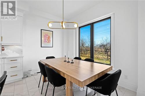 6374 Lucia Drive, Niagara Falls (206 - Stamford), ON - Indoor Photo Showing Dining Room