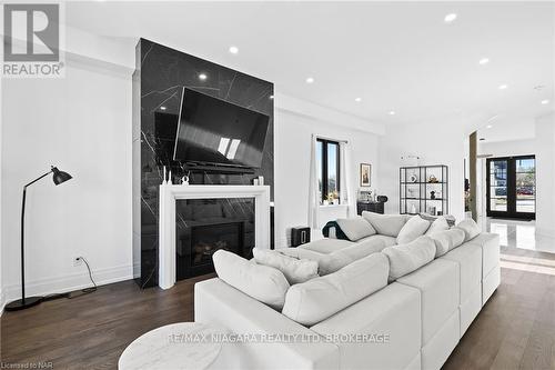 6374 Lucia Drive, Niagara Falls (206 - Stamford), ON - Indoor Photo Showing Living Room With Fireplace