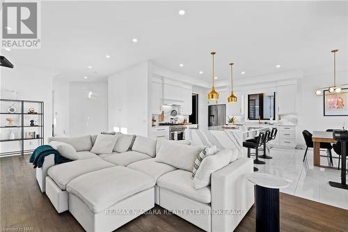 6374 Lucia Drive, Niagara Falls (206 - Stamford), ON - Indoor Photo Showing Living Room