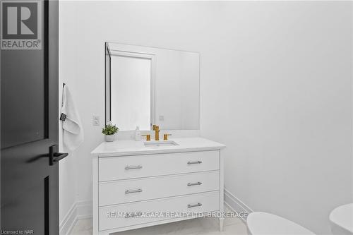 6374 Lucia Drive, Niagara Falls (206 - Stamford), ON - Indoor Photo Showing Bathroom