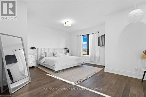 6374 Lucia Drive, Niagara Falls (206 - Stamford), ON - Indoor Photo Showing Bedroom