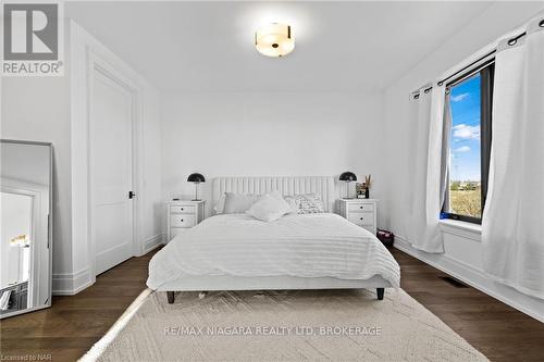 6374 Lucia Drive, Niagara Falls (206 - Stamford), ON - Indoor Photo Showing Bedroom