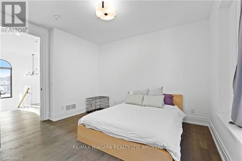 6374 Lucia Drive, Niagara Falls (206 - Stamford), ON - Indoor Photo Showing Bedroom