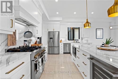 6374 Lucia Drive, Niagara Falls (206 - Stamford), ON - Indoor Photo Showing Kitchen With Upgraded Kitchen