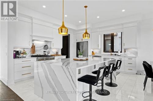 6374 Lucia Drive, Niagara Falls (206 - Stamford), ON - Indoor Photo Showing Kitchen With Upgraded Kitchen