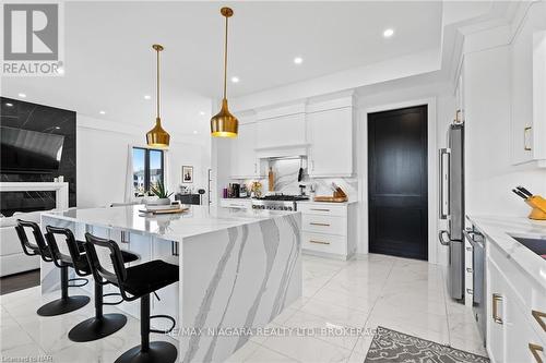 6374 Lucia Drive, Niagara Falls (206 - Stamford), ON - Indoor Photo Showing Kitchen With Upgraded Kitchen