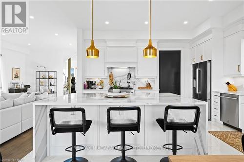 6374 Lucia Drive, Niagara Falls (206 - Stamford), ON - Indoor Photo Showing Kitchen With Upgraded Kitchen