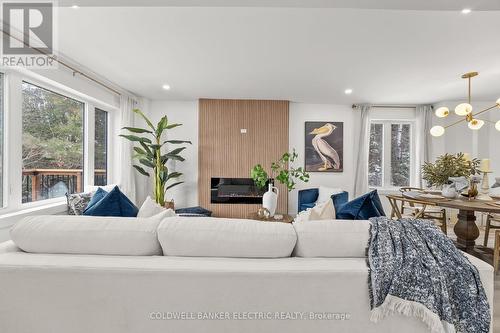 29850 Hwy 62 N, Hastings Highlands, ON - Indoor Photo Showing Living Room