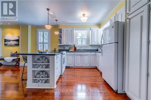 3959 Niagara River Parkway, Fort Erie (327 - Black Creek), ON - Indoor Photo Showing Kitchen