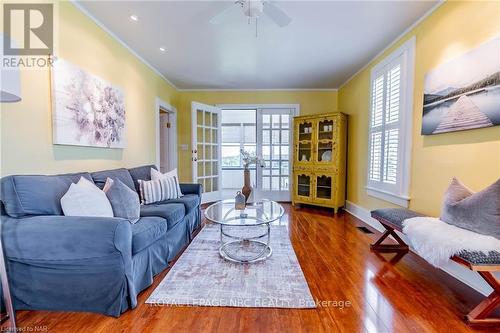 3959 Niagara River Parkway, Fort Erie (327 - Black Creek), ON - Indoor Photo Showing Living Room