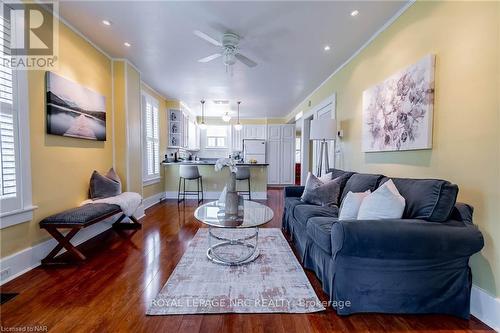 3959 Niagara River Parkway, Fort Erie (327 - Black Creek), ON - Indoor Photo Showing Living Room