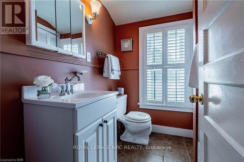 3959 Niagara River Parkway, Fort Erie (327 - Black Creek), ON - Indoor Photo Showing Bathroom