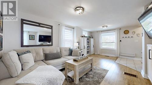 6727 Main Street, Whitchurch-Stouffville, ON - Indoor Photo Showing Living Room