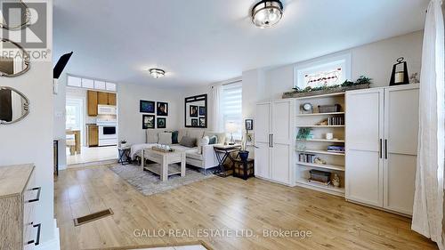 6727 Main Street, Whitchurch-Stouffville, ON - Indoor Photo Showing Living Room