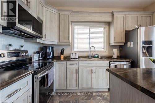 459 Silverwood Avenue, Welland (771 - Coyle Creek), ON - Indoor Photo Showing Kitchen With Double Sink