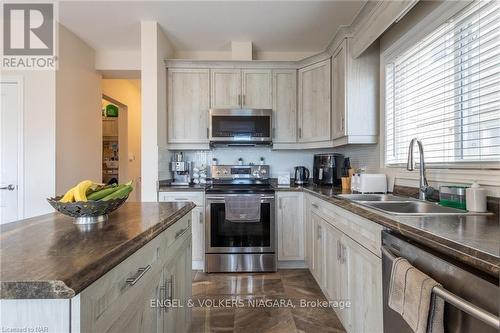 459 Silverwood Avenue, Welland (771 - Coyle Creek), ON - Indoor Photo Showing Kitchen With Double Sink