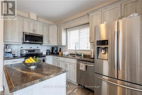 459 Silverwood Avenue, Welland (771 - Coyle Creek), ON - Indoor Photo Showing Kitchen With Double Sink