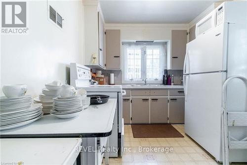 5740 Drummond Road, Niagara Falls (215 - Hospital), ON - Indoor Photo Showing Kitchen