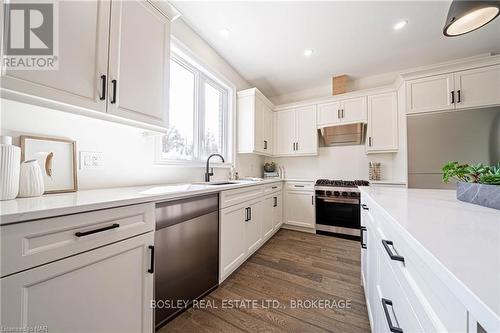 502 Royal Ridge Drive, Fort Erie (335 - Ridgeway), ON - Indoor Photo Showing Kitchen With Upgraded Kitchen