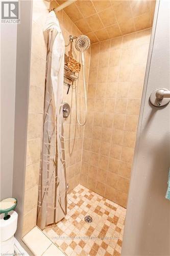 5 St Peter Street, St. Catharines (460 - Burleigh Hill), ON - Indoor Photo Showing Bathroom