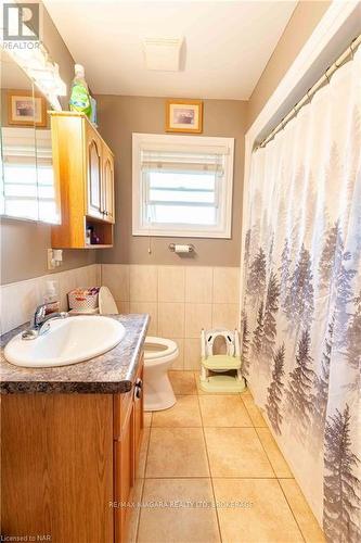 5 St Peter Street, St. Catharines (460 - Burleigh Hill), ON - Indoor Photo Showing Bathroom