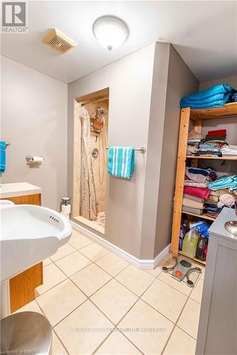 5 St Peter Street, St. Catharines (460 - Burleigh Hill), ON - Indoor Photo Showing Bathroom