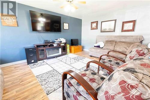 5 St Peter Street, St. Catharines (460 - Burleigh Hill), ON - Indoor Photo Showing Living Room