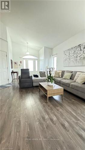 40 Sinclair Street, Southgate (Dundalk), ON - Indoor Photo Showing Living Room