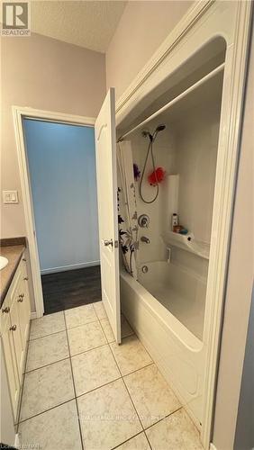 40 Sinclair Street, Southgate (Dundalk), ON - Indoor Photo Showing Bathroom