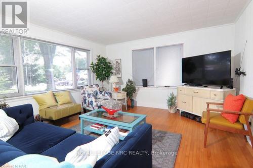 4046 Victoria Road, Fort Erie (337 - Crystal Beach), ON - Indoor Photo Showing Living Room