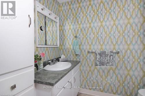 4046 Victoria Road, Fort Erie (337 - Crystal Beach), ON - Indoor Photo Showing Bathroom