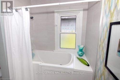 4046 Victoria Road, Fort Erie (337 - Crystal Beach), ON - Indoor Photo Showing Bathroom