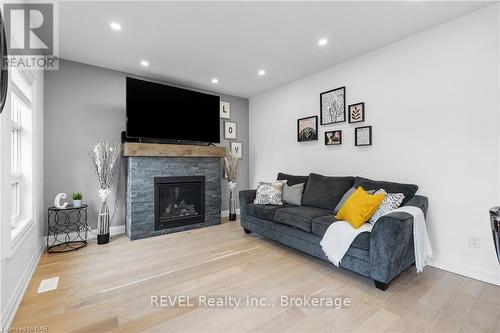 10 Leeson Street, St. Catharines (460 - Burleigh Hill), ON - Indoor Photo Showing Living Room With Fireplace