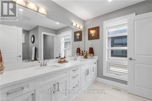 10 Leeson Street, St. Catharines (460 - Burleigh Hill), ON - Indoor Photo Showing Bathroom