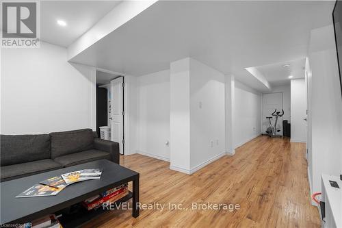 10 Leeson Street, St. Catharines (460 - Burleigh Hill), ON - Indoor Photo Showing Other Room