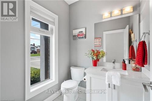 10 Leeson Street, St. Catharines (460 - Burleigh Hill), ON - Indoor Photo Showing Bathroom