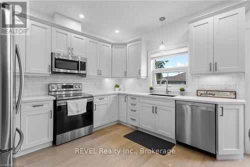 10 Leeson Street, St. Catharines (460 - Burleigh Hill), ON - Indoor Photo Showing Kitchen With Upgraded Kitchen