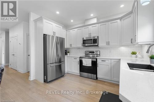 10 Leeson Street, St. Catharines (460 - Burleigh Hill), ON - Indoor Photo Showing Kitchen With Upgraded Kitchen