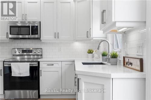 10 Leeson Street, St. Catharines (460 - Burleigh Hill), ON - Indoor Photo Showing Kitchen With Upgraded Kitchen