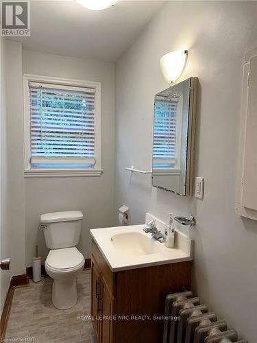 13 Garnet Street, St. Catharines (445 - Facer), ON - Indoor Photo Showing Bathroom