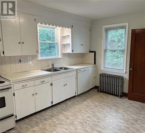 13 Garnet Street, St. Catharines (445 - Facer), ON - Indoor Photo Showing Kitchen With Double Sink