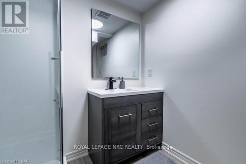 B - 261 Scott Street, St. Catharines (442 - Vine/Linwell), ON - Indoor Photo Showing Bathroom