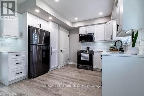 B - 261 Scott Street, St. Catharines (442 - Vine/Linwell), ON - Indoor Photo Showing Kitchen With Upgraded Kitchen