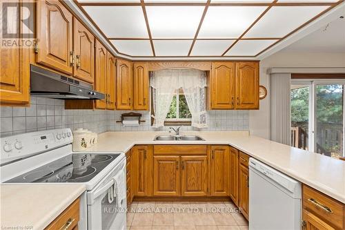 142 Welland Road, Pelham (662 - Fonthill), ON - Indoor Photo Showing Kitchen With Double Sink