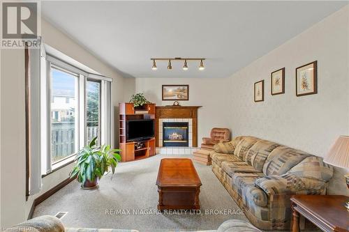 142 Welland Road, Pelham (662 - Fonthill), ON - Indoor Photo Showing Living Room With Fireplace