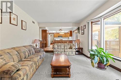 142 Welland Road, Pelham (662 - Fonthill), ON - Indoor Photo Showing Living Room