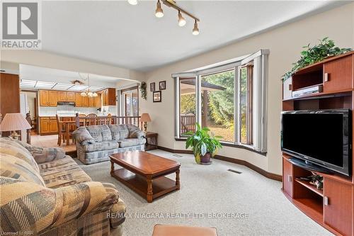 142 Welland Road, Pelham (662 - Fonthill), ON - Indoor Photo Showing Living Room