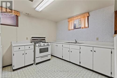 142 Welland Road, Pelham (662 - Fonthill), ON - Indoor Photo Showing Kitchen With Double Sink